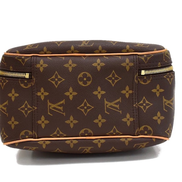 Authentic LV Excursion bag in Excellent pre-loved condition - Picture 4 of 10